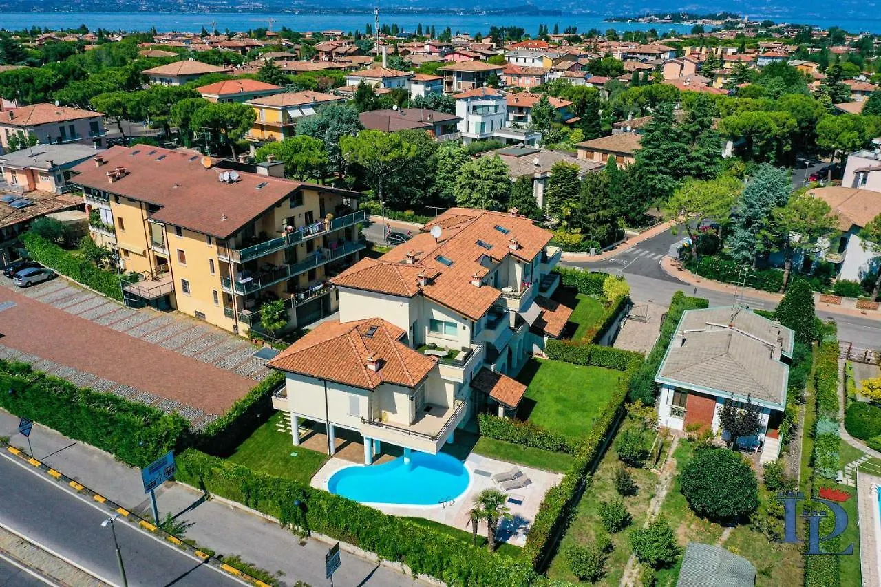Desenzanoloft Official Partner Marriott Homes & Villas - Bea House, Sirmione With Private Garden And Share Pool 0*,  Italy
