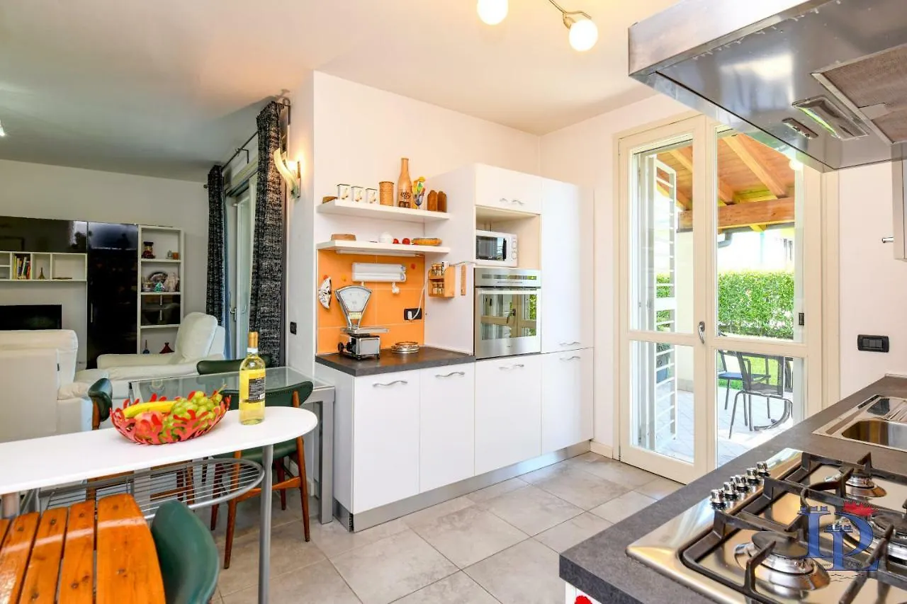 Apartment Desenzanoloft Official Partner Marriott Homes & Villas - Bea House, Sirmione With Private Garden And Share Pool